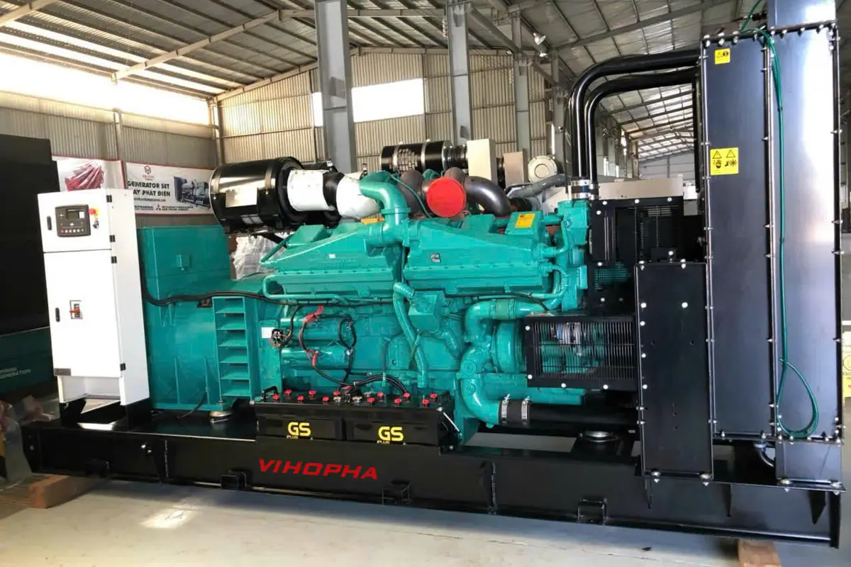 Cận cảnh động cơ Cummins KTA38G2A và bảng điều khiển Deepsea