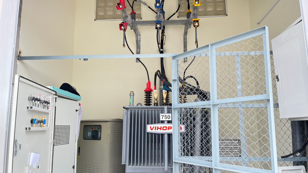 Trạm biến áp trong nhà máy dầu